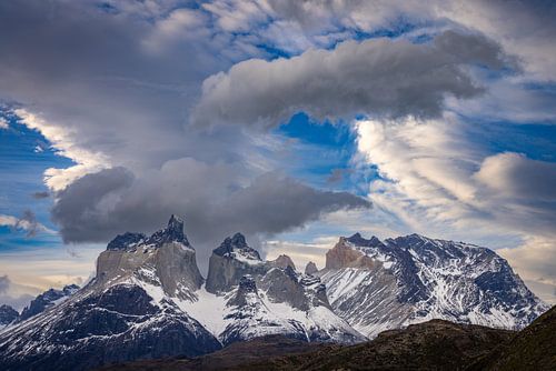 Dramatische wolkenlucht boven het majestueuze Paine-gebergte.