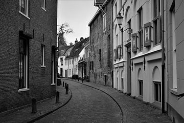 Zwart wit doorkijkje historisch centrum Amersfoort van Maud De Vries