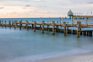 Alte und neue Seebrücke Zingst bei Sonnenuntergang
