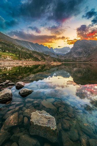 Sonnenuntergangsspiegelung in der Indian Peaks Wilderness – Colorado Lake Isabelle von Daniel Forster