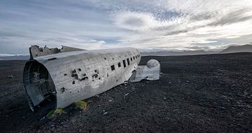 Dakota-Wrack an einem isländischen Strand von Ruud van der Lubben