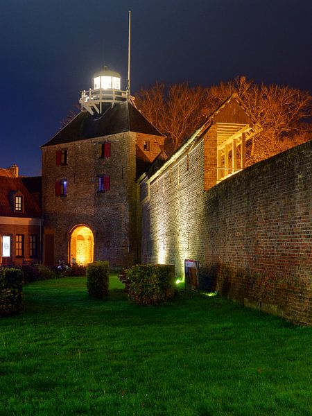 Vischpoort de Harderwijk avec le mur la nuit par Gerard de Zwaan