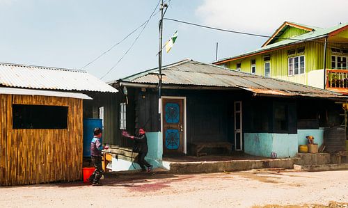 Spelende kinderen spelen in Noord India. Foto 2