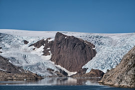 Der Sermeq-Kuatdleq-Gletscher gleitet um den Felsen herum von Frank's Awesome Travels