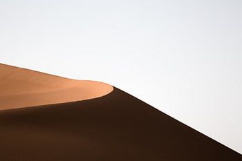 Zandduin bij zonsondergang in de Sahara