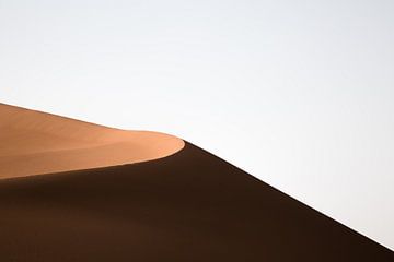 Zandduin bij zonsondergang in de Sahara van Jarno Dorst