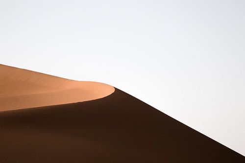 Dune de sable au coucher du soleil dans le Sahara