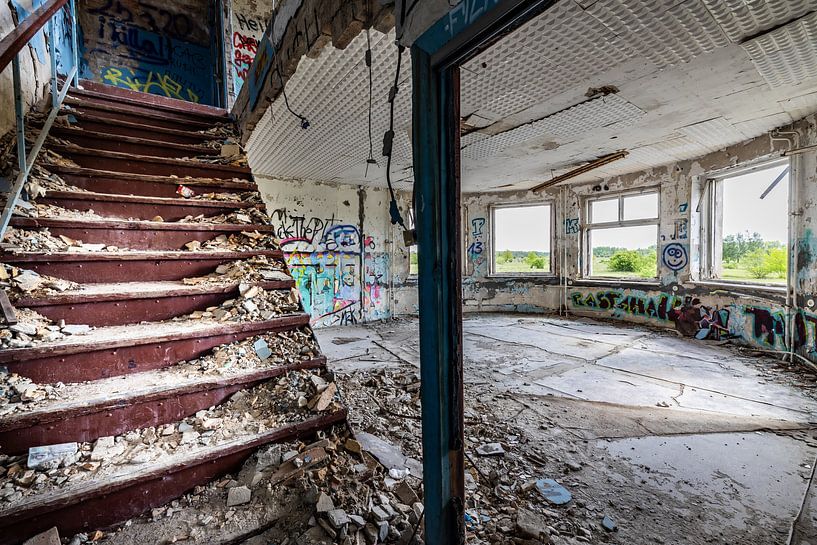 Marodes Treppenhaus im alten Tower des Lost Place Alter Flugplatz Rangsdorf von Frank Herrmann