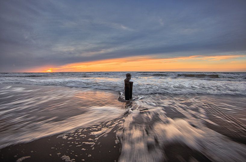 Marée au coucher du soleil à la plage par peterheinspictures