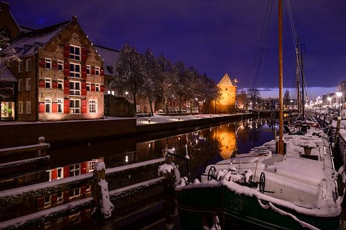 Zwolle Thorbeckegracht tijdens een koude besneeuwde winteravond