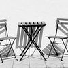 Twee stoelen, één tafel. van Fotografie Arthur van Leeuwen