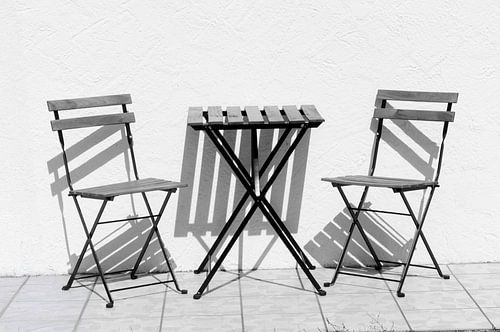 Twee stoelen, één tafel.