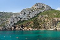 Felsen und türkises Meerwasser, Cala de la Granadella von Adriana Mueller Miniaturansicht