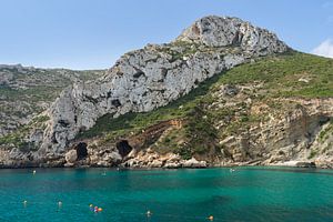 Felsen und türkises Meerwasser, Cala de la Granadella