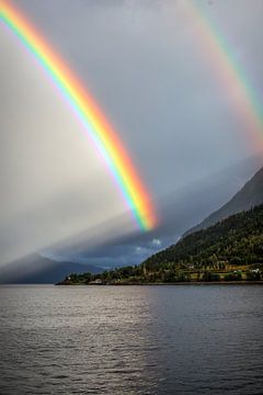 Regenboogpracht boven Tinnsjø-meer van Be More Outdoor