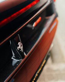 Carbon- & -Chrom – Ferrari-Cavallino-Detail am Heck von Mohit Hambiria