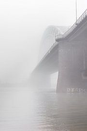 Waalbridge im Nebel von Femke Straten