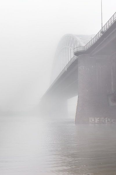 Waalbrug in de mist van Femke Straten