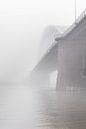 Waalbrug in de mist van Femke Straten thumbnail