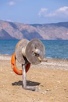 Reddingsboei met werpapparaat op het strand van Kreta, Griekenland
