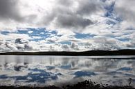 Wolkenlucht weerspiegeld in een Schots meer van Anna van Leeuwen thumbnail