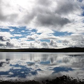 Ciel nuageux se reflétant dans un lac écossais sur Anna van Leeuwen