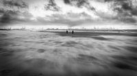 Op het strand door weer en wind van Sander van Kampen thumbnail
