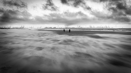 Op het strand door weer en wind