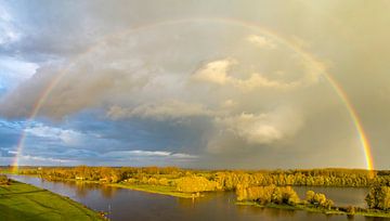 Regenboog tijdens een herfstbui boven de IJssel van Sjoerd van der Wal Fotografie
