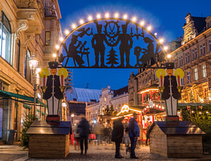 Erzgebirgischer Schwibbogen auf dem Weihnachtsmarkt