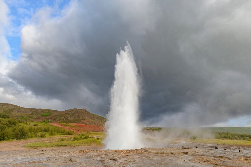 Strokkur-Geysir im geothermischen Gebiet Haukadalur in Island von Sjoerd van der Wal Fotografie