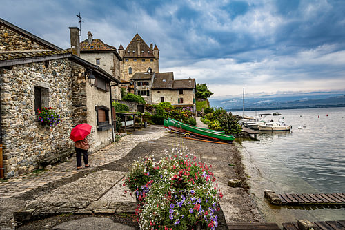The red umbrella, by the lake