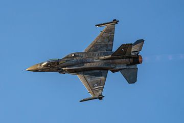 Het F-16 Demo Team "Zeus" van de Griekse Luchtmacht. van Jaap van den Berg