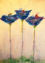 Drei blaue, langstielige Mohnblumen auf einer Wiese von Klaus Heidecker Miniaturansicht