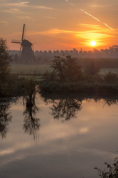 Zonsopgang bij molen in Lienden by Moetwil en van Dijk - Fotografie