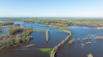 Vecht hoge waterstand overstroming bij de stuw van Vilsteren van Sjoerd van der Wal