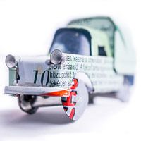 klassisches Auto kubanisches rotes Lastwagen Nahaufnahme eines handgefertigten Blechspielzeugautos i