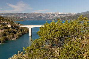 Blick auf den Lac de Sainte-Croix mit Brücke im Verdon, Frankreich