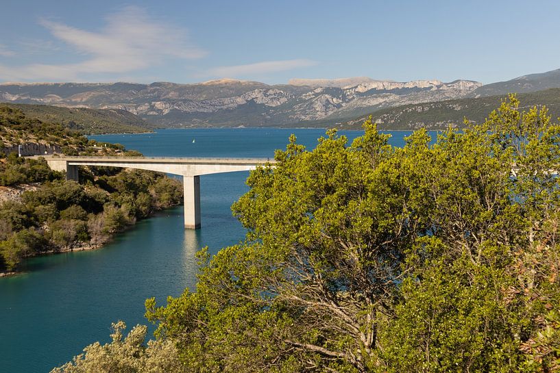 Blick auf den Lac de Sainte-Croix mit Brücke im Verdon, Frankreich von Bram Lubbers