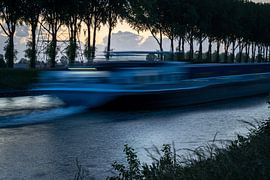 Le sillage d'un navire en retard...