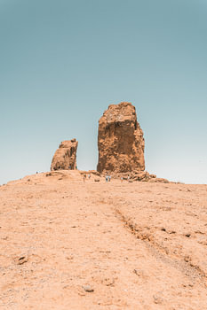 Vulkanisch gesteente tegen blauwe lucht op het eiland Gran Canaria | Roque Nublo | Reisfotografi