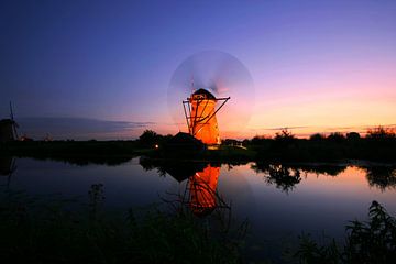 Mühle von Kinderdijk bei Sonnenuntergang. Während der beleuchteten Woche mit rotierenden Segeln von noeky1980 photography