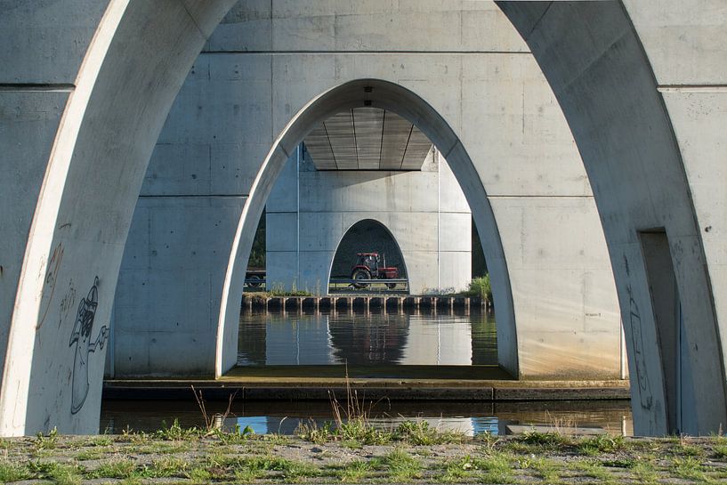 Brug bij Eibersburen, doorkijkje met trekker by Tim Groeneveld