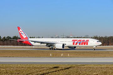 TAM Linhas Aéreas Boeing 777-300ER (PT-MUC). von Jaap van den Berg