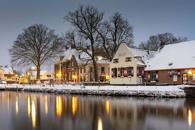 Het dorp van Oud Zuilen met monumentale gebouwen in de sneeuw van Michel Geluk