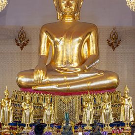 Verlichting en onverschrokkenheid - een moment in de Wat Prayun tempel van Walter G. Allgöwer