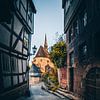 Smalle steegjes in Marburg, uitzicht op een kerk van Fotos by Jan Wehnert