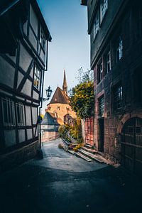 Enge Gassen in Marburg, blick auf eine Kirche