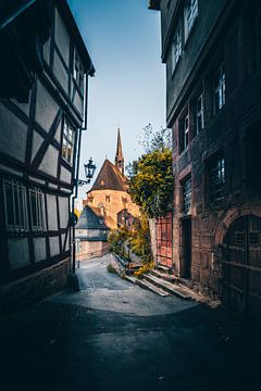 Enge Gassen in Marburg, blick auf eine Kirche von Fotos by Jan Wehnert