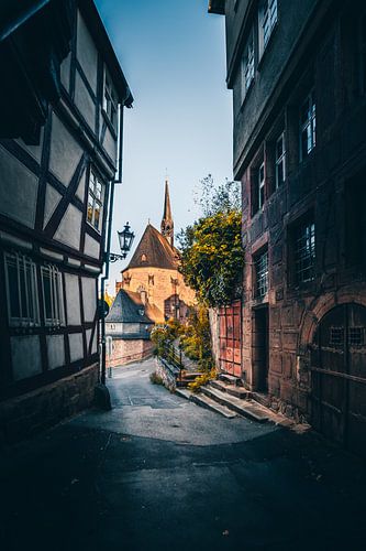 Smalle steegjes in Marburg, uitzicht op een kerk